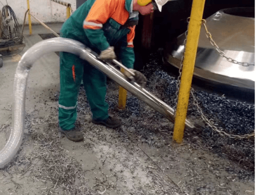 工业吸尘器改装大直径不锈钢管清理大量铁渣