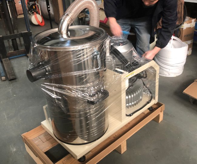 出厂检测：工业吸尘器正在进行出厂前检测及包装