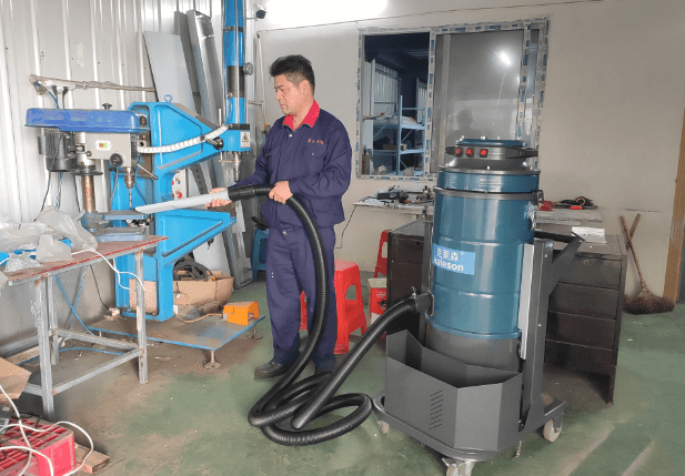小型加工厂用工业吸尘器清理打孔工业台