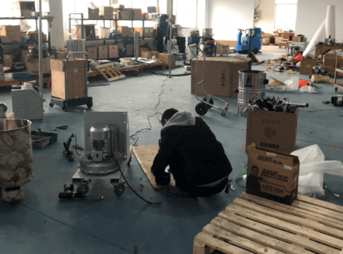 工厂正在组装工业吸尘器中