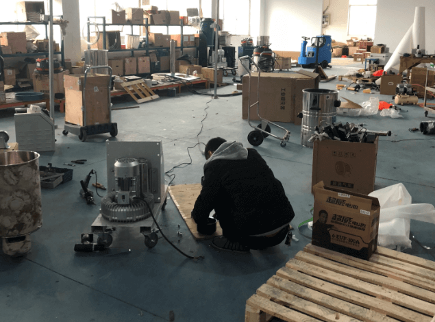 工厂正在组装工业吸尘器中