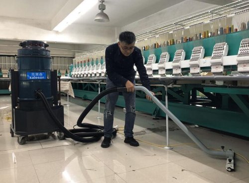 绣花厂清理地面线头碎屑用吸尘器