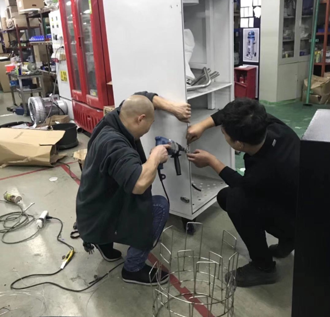 工厂生产车间：工人正在组装大口径工业吸尘器